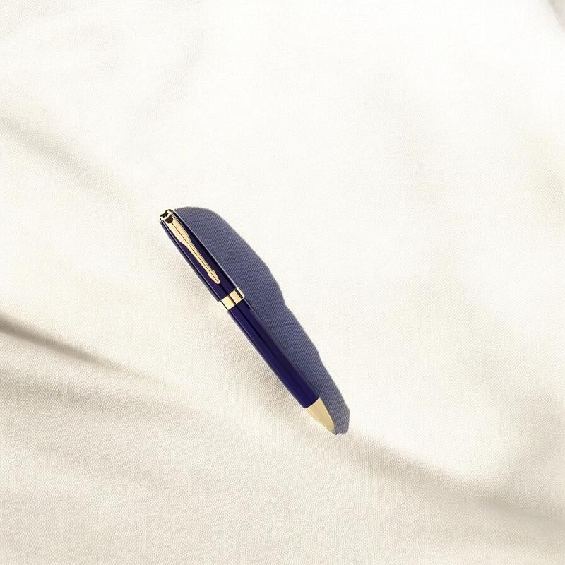 Bolígrafo Boxigami azul marino con acabado brillante y detalles dorados, clip con flecha.