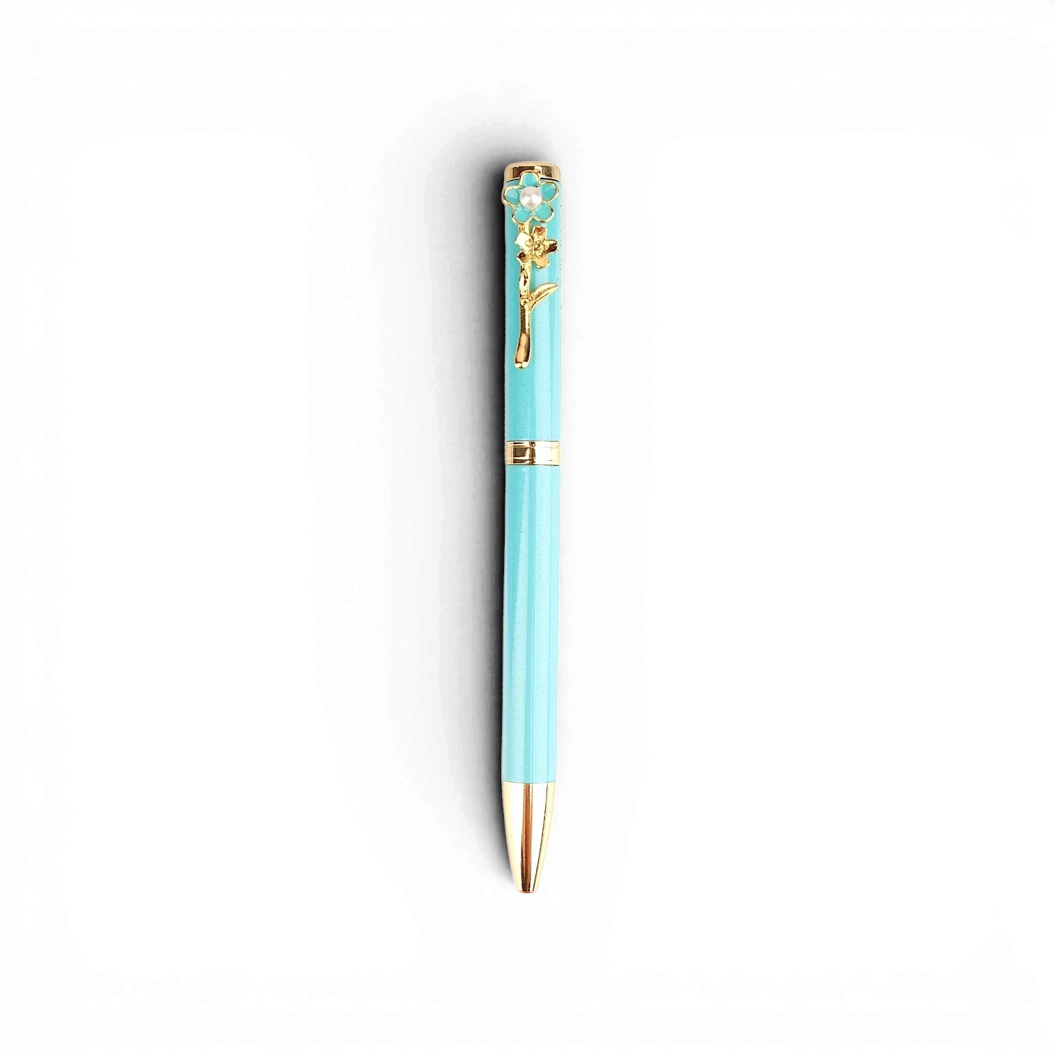 Bolígrafo Boxigami metálico azul claro con punta de perla y clip decorativo de flor dorada. Elegante accesorio de escritorio.