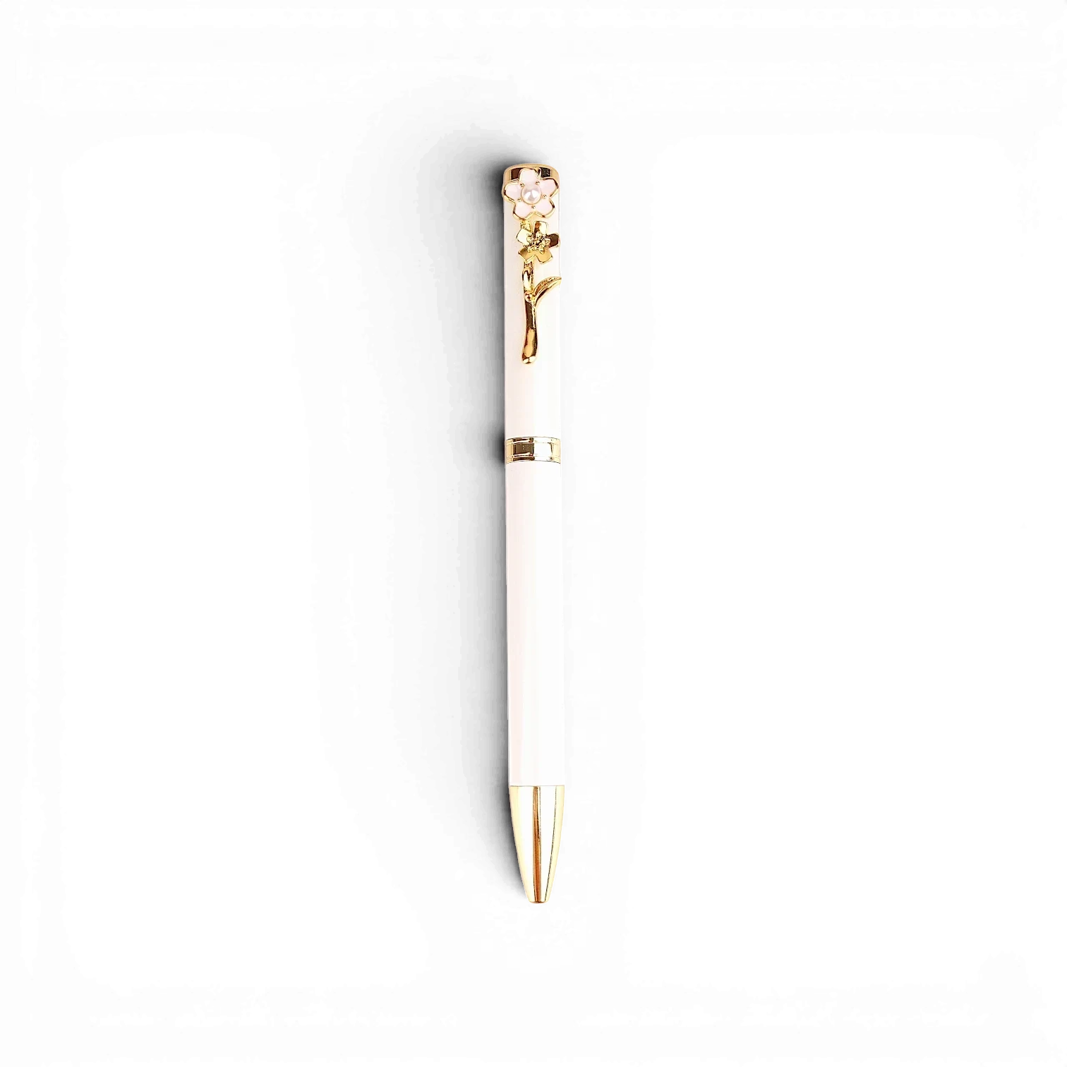 Bolígrafo metálico blanco de Boxigami con detalle de flor dorada y clip de perla. Elegante accesorio de escritorio.