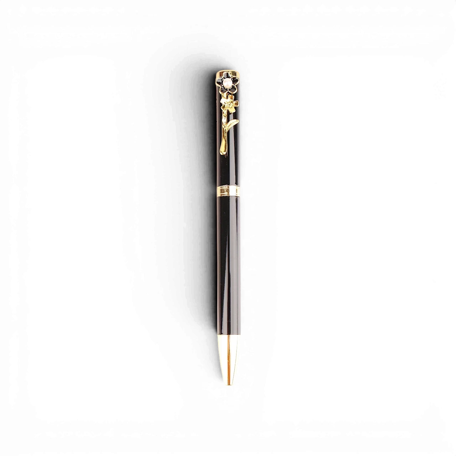 Bolígrafo metálico negro de Boxigami con punta de perla y clip decorativo de flor dorada. Accesorio de escritorio elegante.