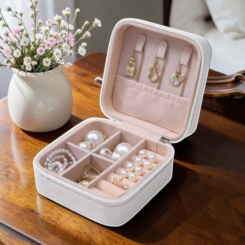 Boxigami caja de joyería de viaje de cuero blanco con interior forrado de terciopelo rosa, compartimentos para collares, anillos y pendientes.