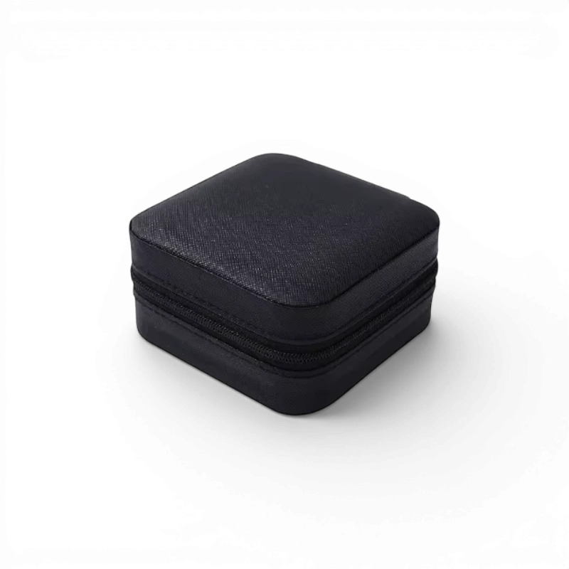 Boxigami caja de joyería de viaje de cuero negro con interior forrado de terciopelo y compartimentos para anillos, pendientes y collares.