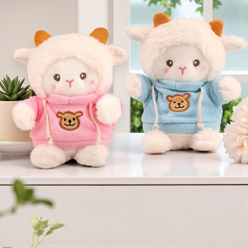 Boxigami peluche de oveja suave y abrazable con capucha blanca y sudadera azul con un oso bordado. Ideal para niños y decoración.