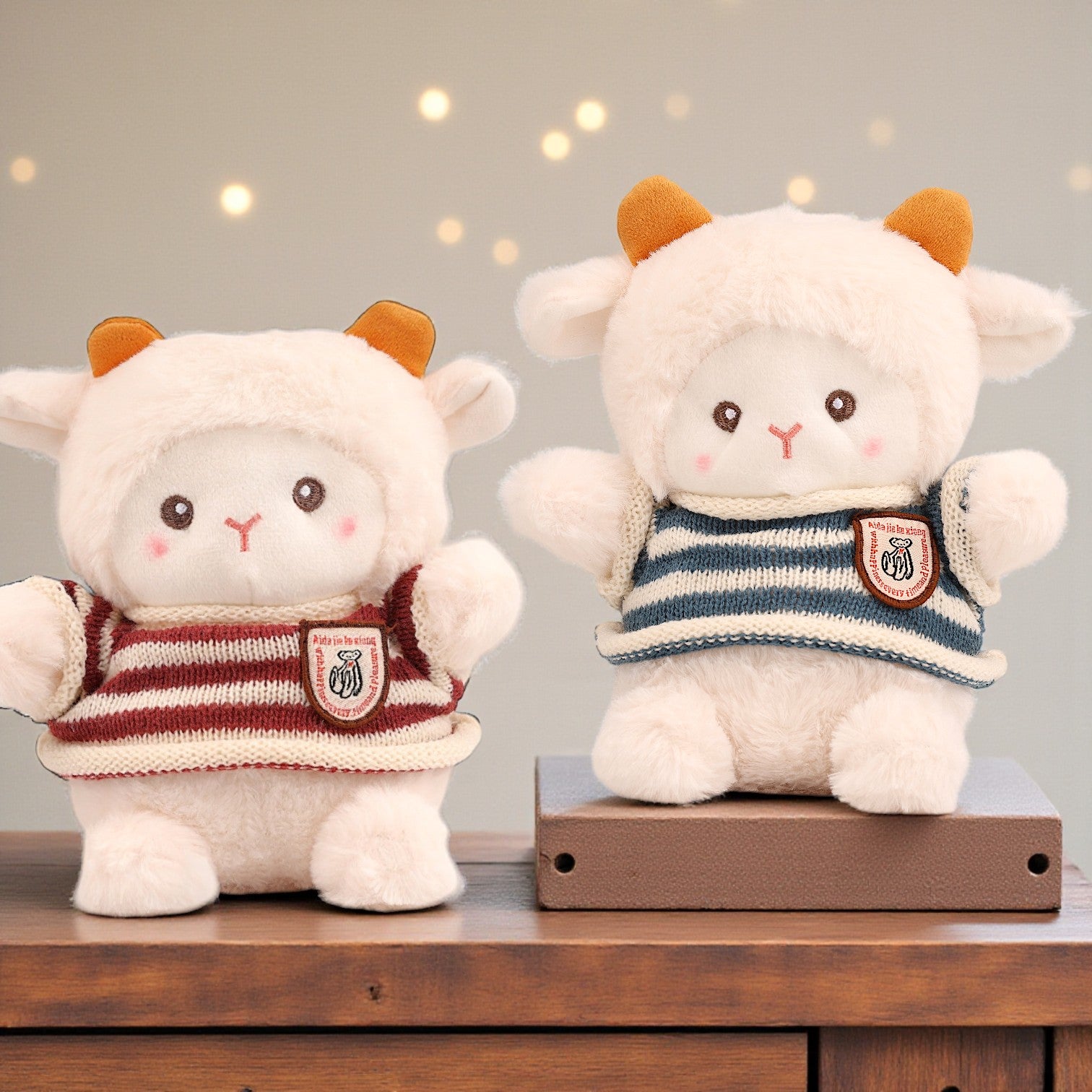 Boxigami peluche de oveja suave y abrazable con capucha y suéter a rayas azules y blancas. Ideal para niños.