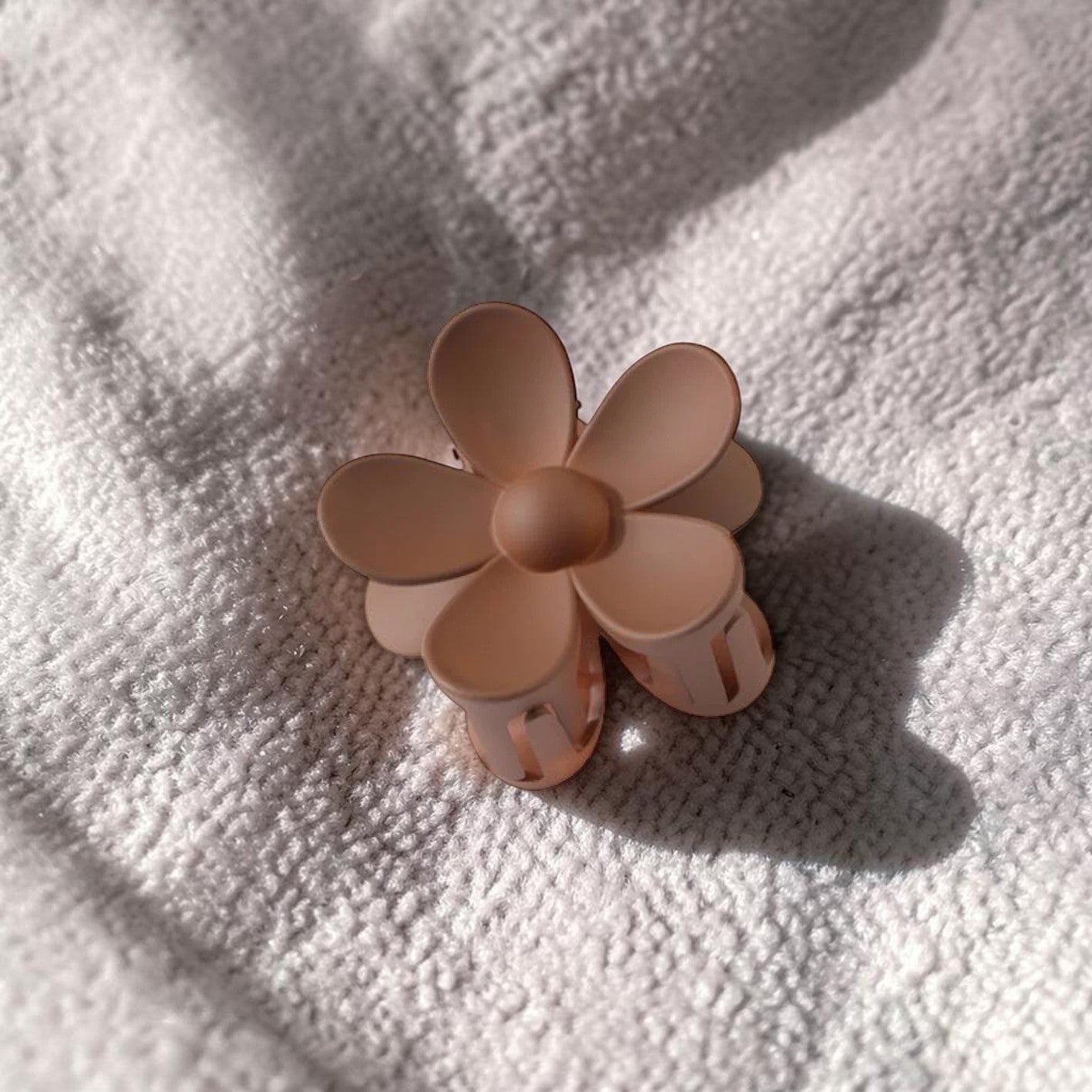 Boxigami pinza de pelo con diseño de flor de 5 pétalos en color melocotón, acabado liso y agarre seguro.