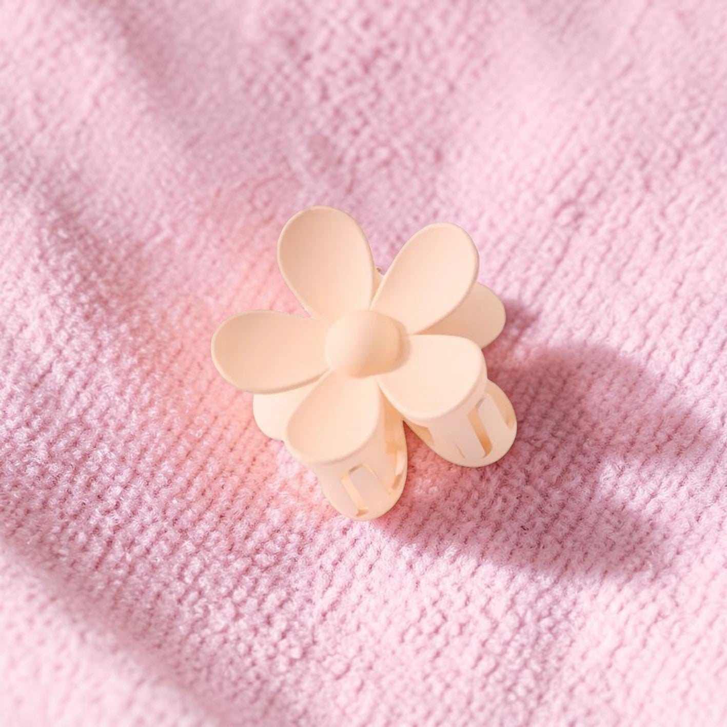Boxigami pinza de pelo con diseño de flor de 5 pétalos en color melocotón, acabado liso y agarre seguro.