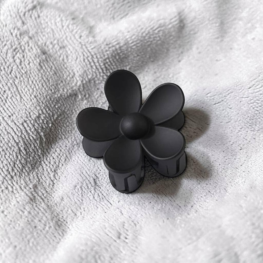 Boxigami pinza de pelo negra con diseño de flor de 5 pétalos y acabado mate.