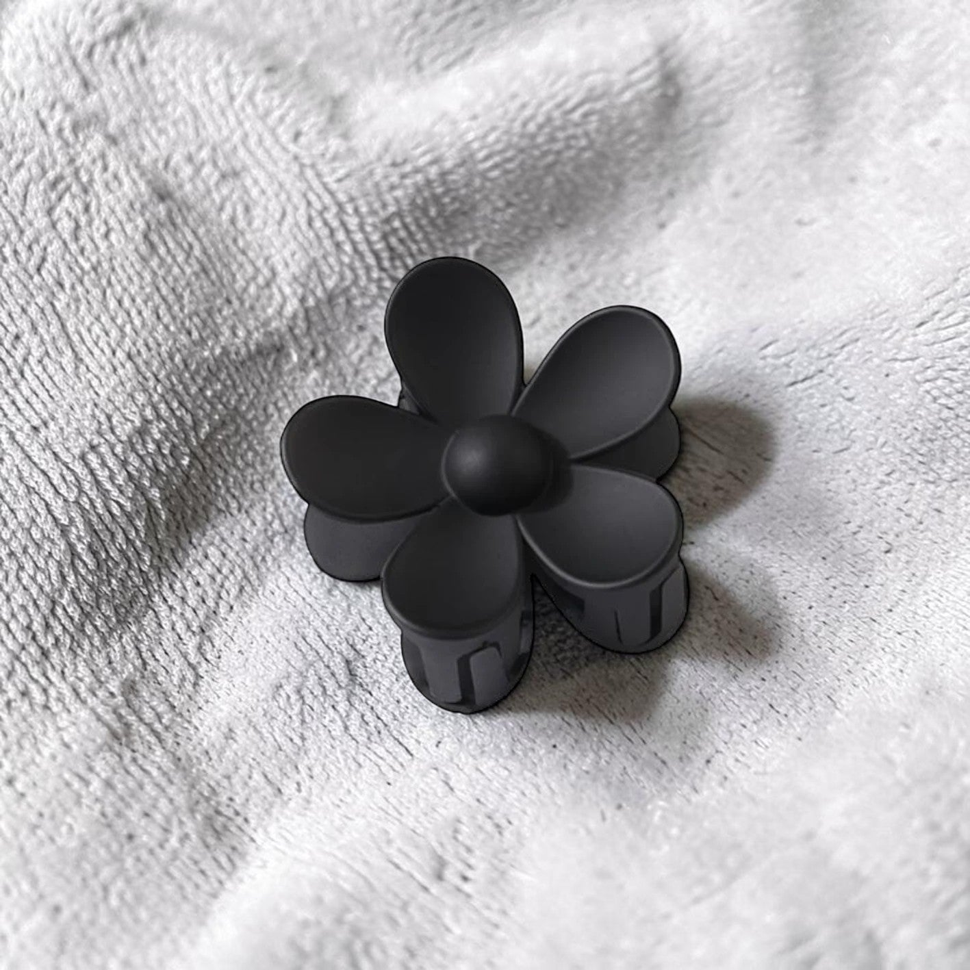 Boxigami pinza de pelo negra con diseño de flor de 5 pétalos y acabado mate.
