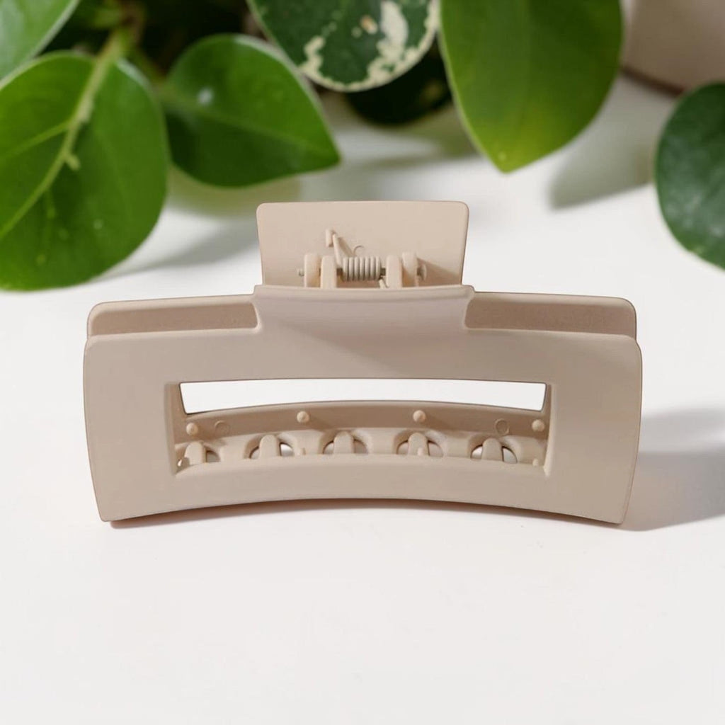 Boxigami pinza de pelo rectangular color crema, con dientes interiores y muelle resistente para un agarre seguro.