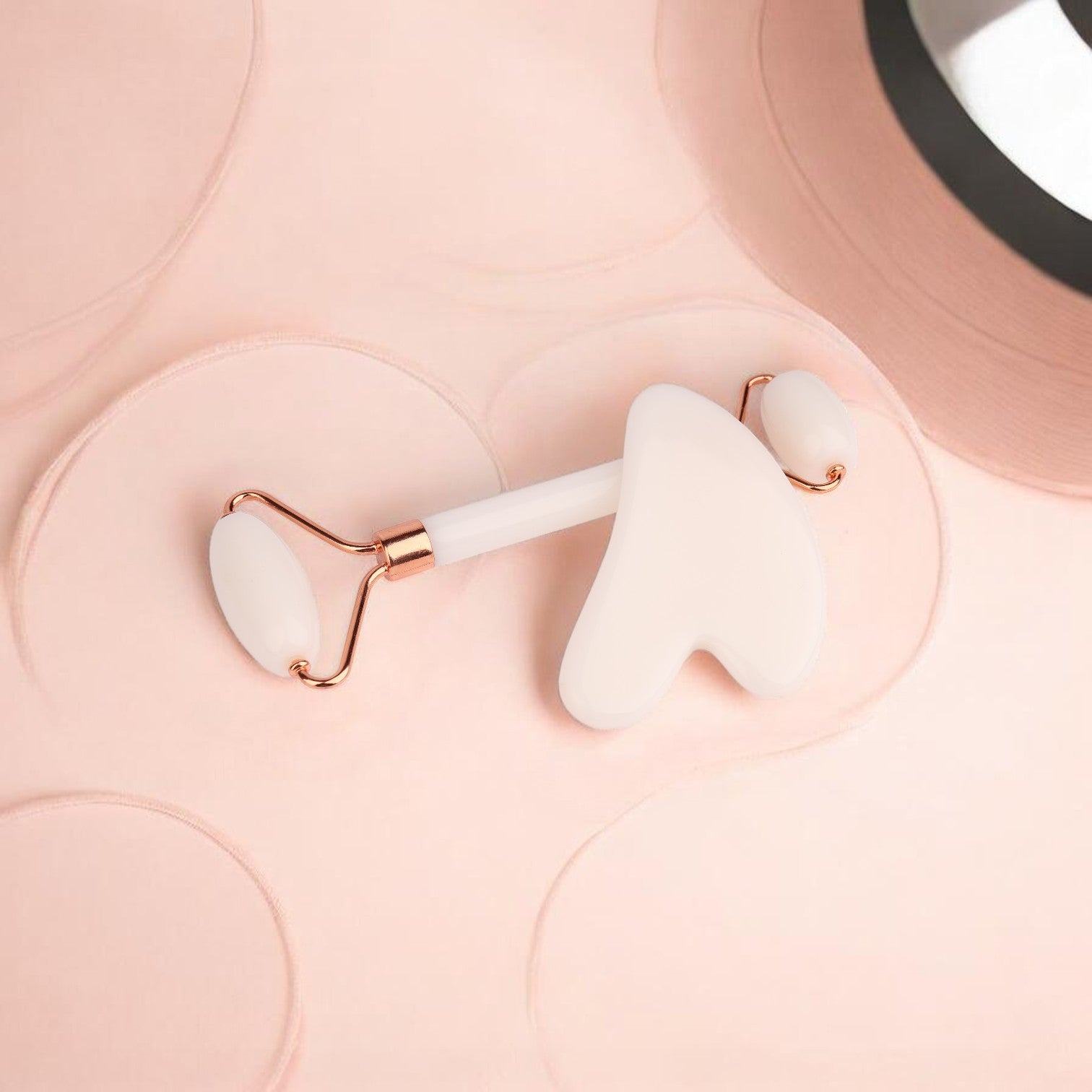 Set de rodillo de jade y gua sha de Boxigami de resina blanca con detalles en oro rosa para masaje facial.
