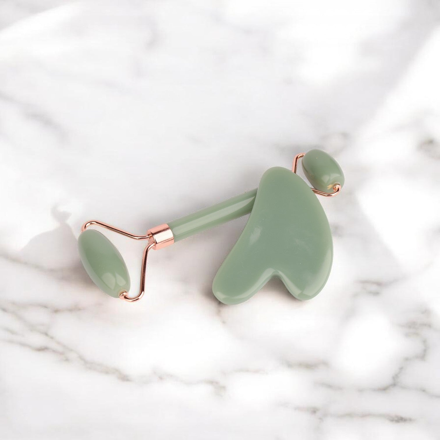 Set de rodillo de jade y gua sha Boxigami de resina verde para masaje facial y de cuello. Ideal para el cuidado personal.