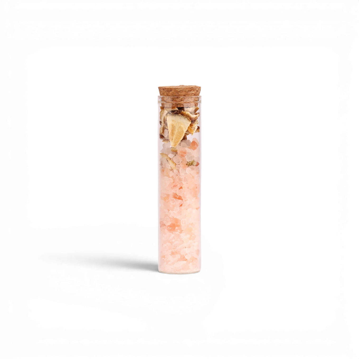 Sales de baño Boxigami de sal del Himalaya rosa con flores secas en un vial de vidrio con tapón de corcho.